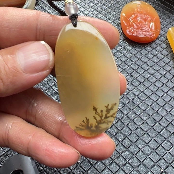 石英质玉（黄龙玉）颈饰未镶嵌