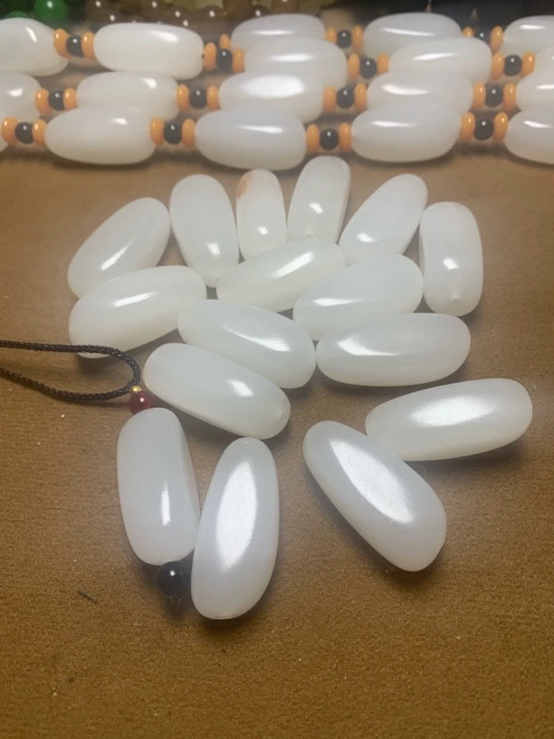 鸿钰精选 天然白色原石挂件手工定制 拍一发一003