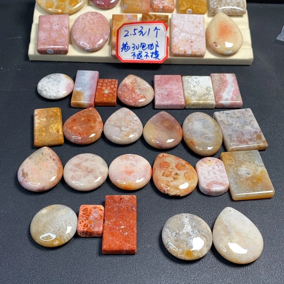 仄***言硅化玉未镶嵌吊坠最后两个8米