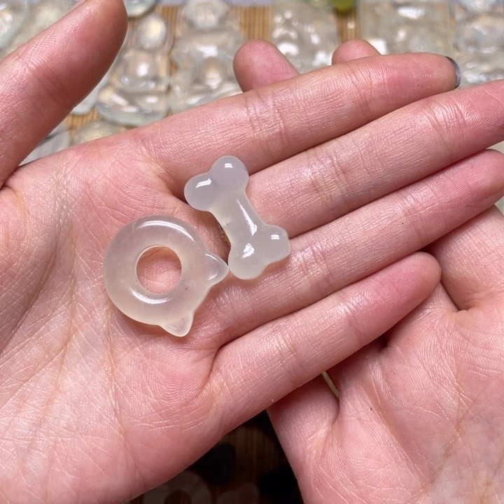 蛇纹石玉颈饰未镶嵌小***草