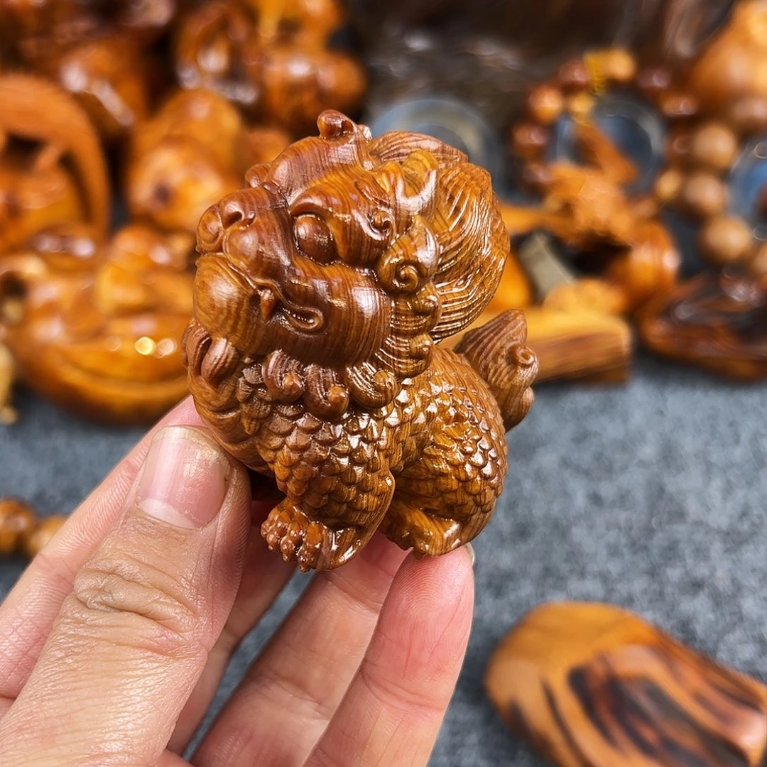 柏木太行崖柏溏心手把件麒麟