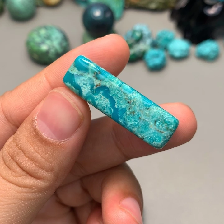 陇***行未镶嵌绿松石颈饰