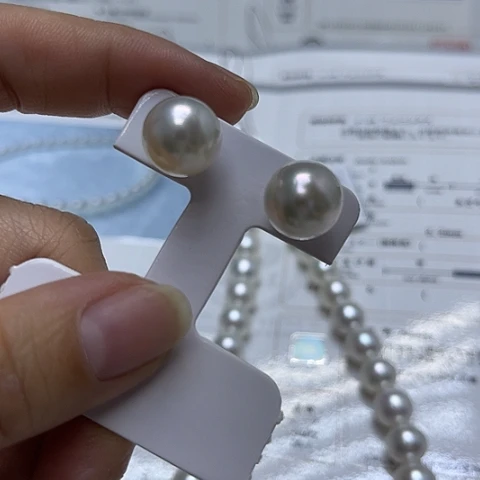 18K金镶嵌海水珍珠耳饰