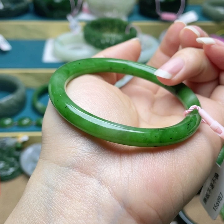 和田玉手镯56圈口。编号60未镶嵌