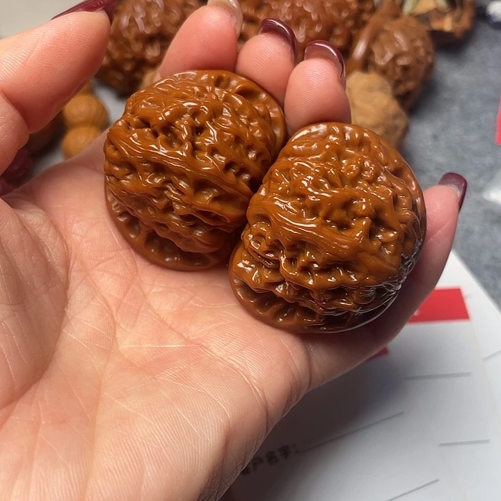 文玩核桃吊坠白狮子