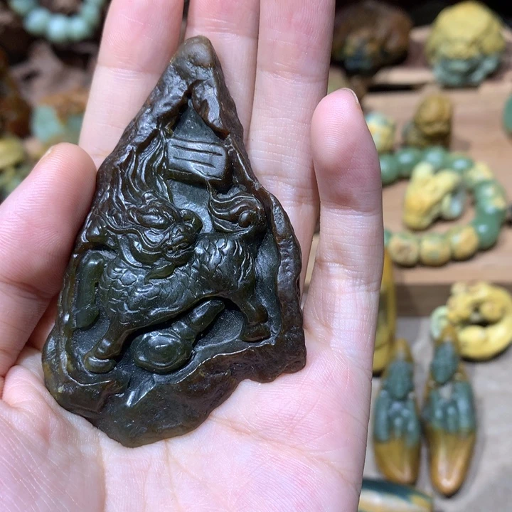未镶嵌岫岩河磨玉（透闪石质玉）挂件