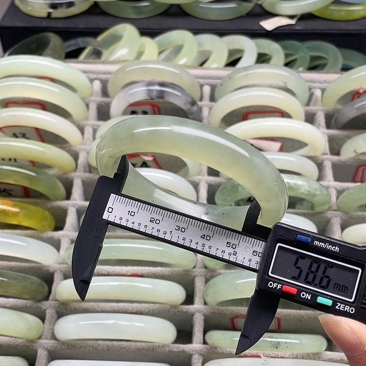 未镶嵌蛇纹石玉手镯74