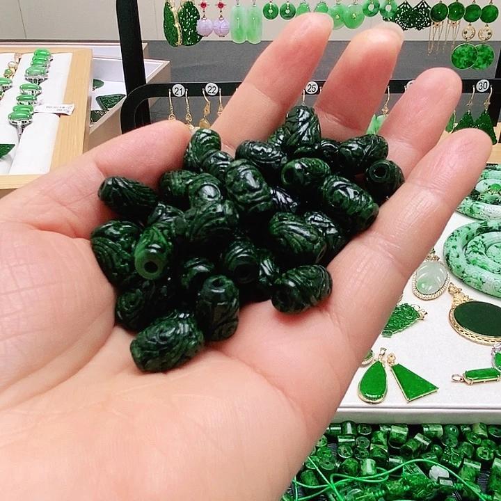 翡翠未镶嵌颈饰玉***姐挂件