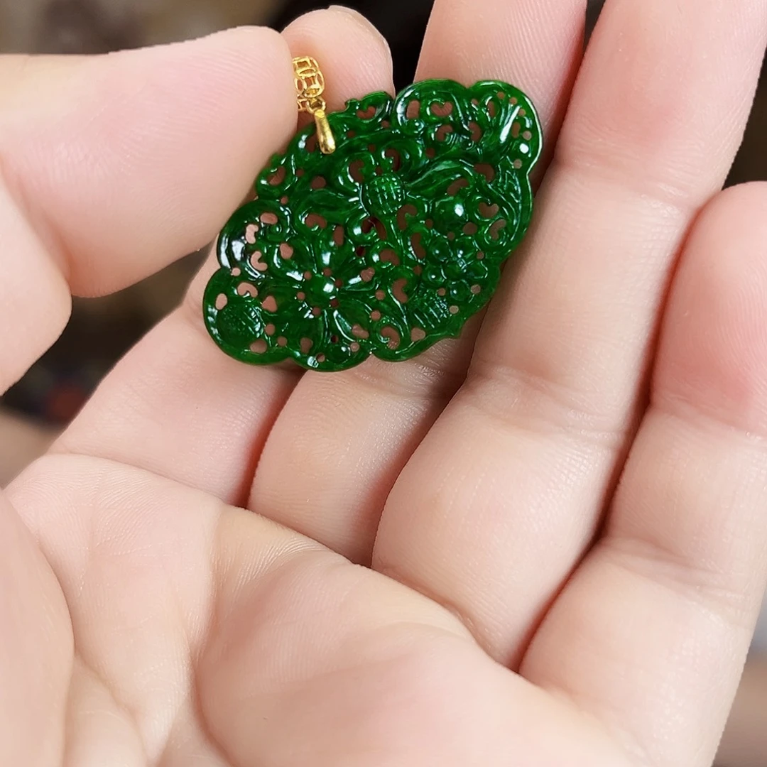 翡翠18K金镶嵌颈饰吊坠