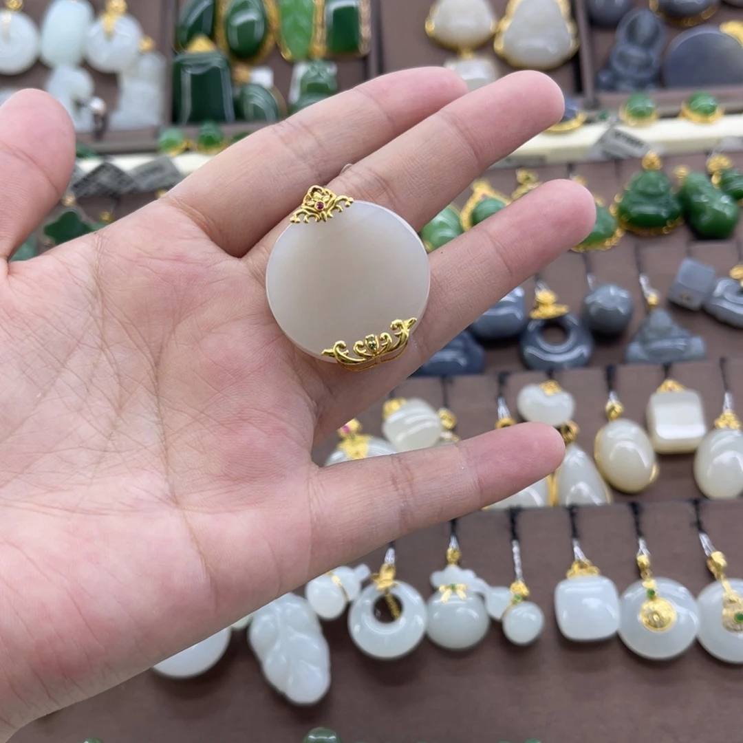 和田玉18K金镶嵌吊坠(赠链)