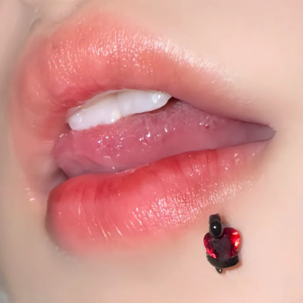 钛钢耳饰 钛钢耳饰 黑粉爱心小蛇唇钉耳骨钉镶钻锆石钛钢穿刺饰品