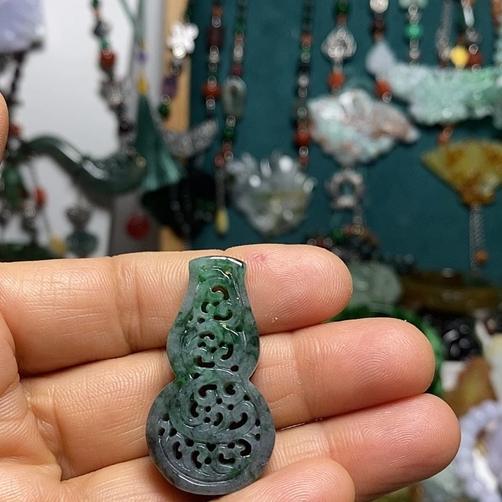 翡翠未镶嵌吊坠(赠链)