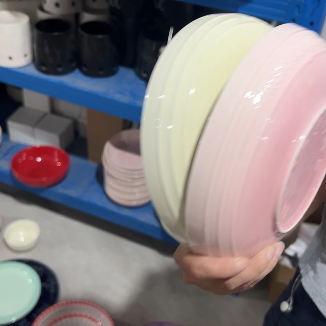 瓷片摩登粉色白色8寸盘两个微瑕