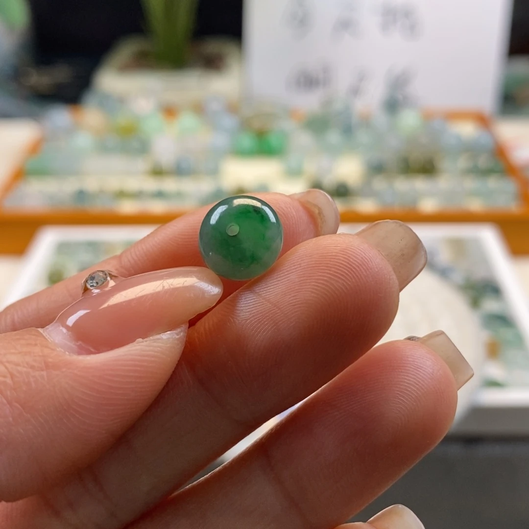 翡翠散珠小*天然翡翠9.9×5,8，有棉纹裂