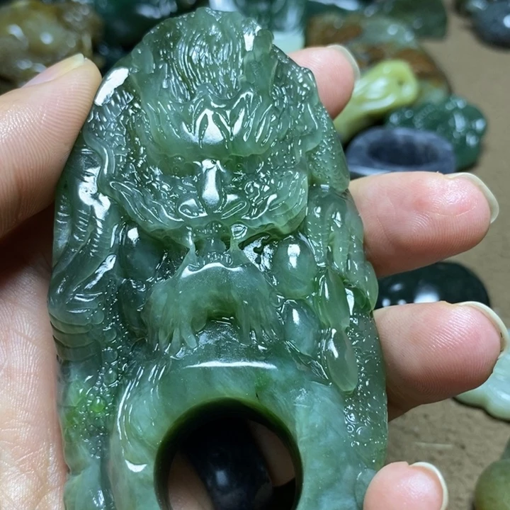 正***生和田玉未镶嵌颈饰