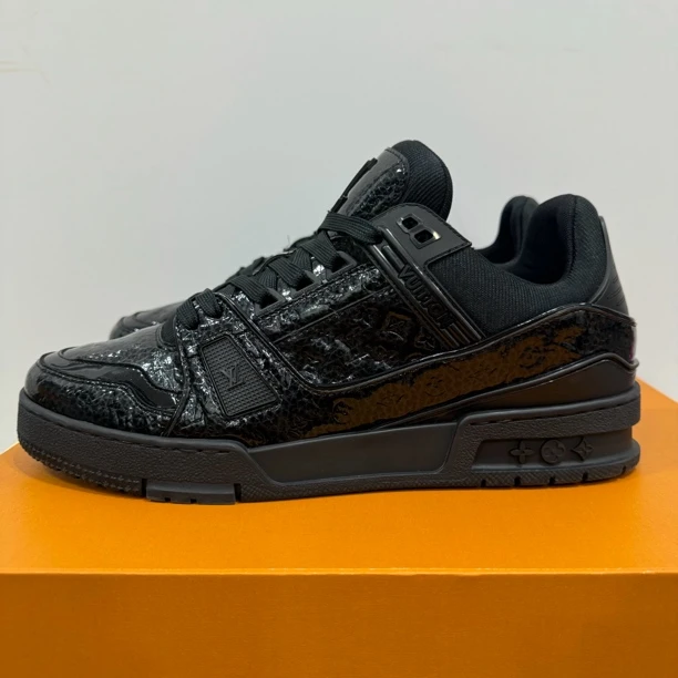 99新 LouisVuitton/路易威登 42码 trainer新款黑色压花 时尚板鞋