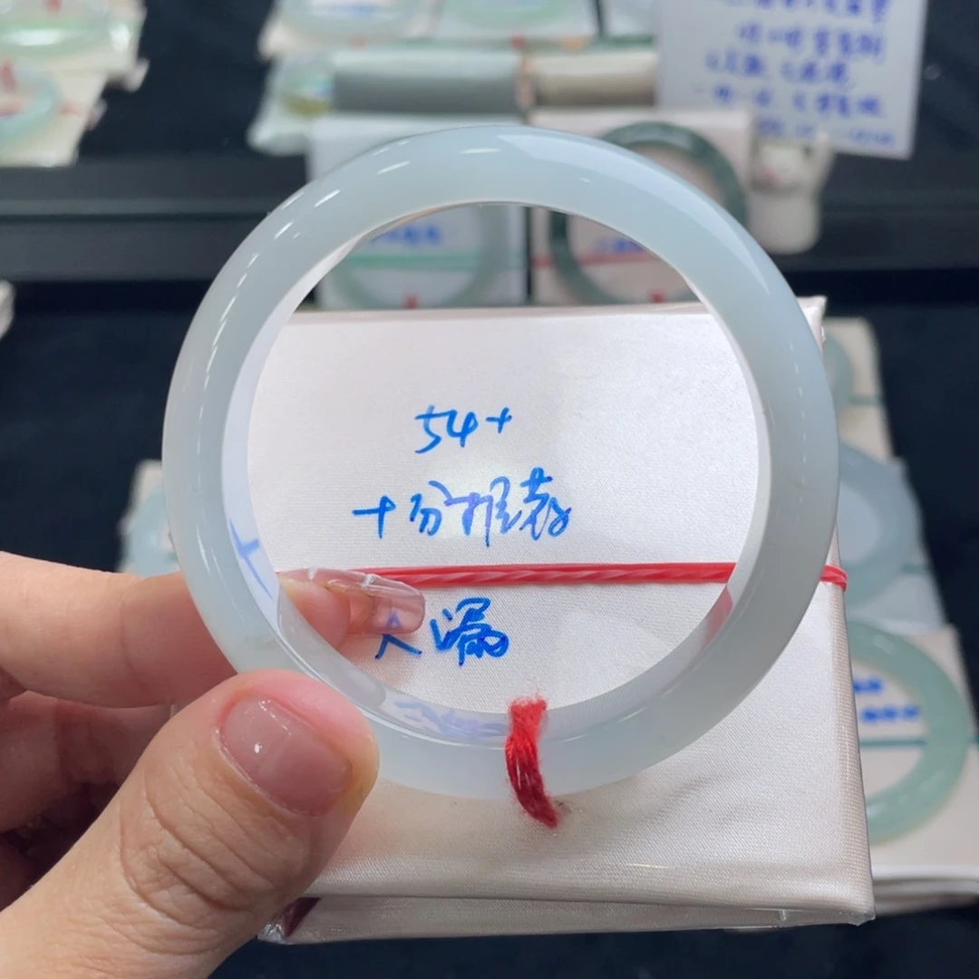翡翠手镯未镶嵌翡翠手镯