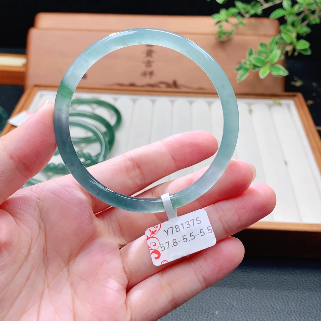 翡翠未镶嵌手镯(圆镯)