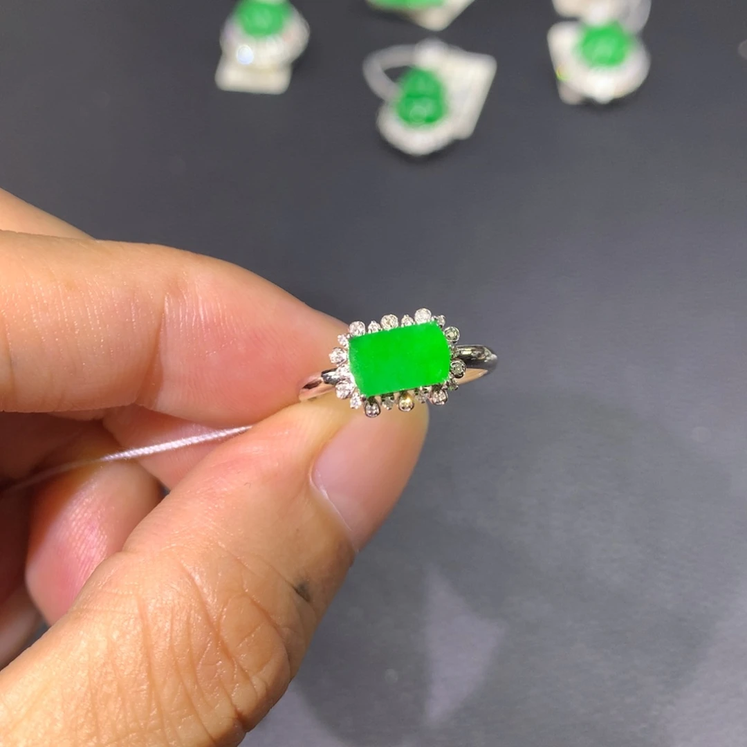 翡翠戒指18K金镶嵌狗*雷翡翠