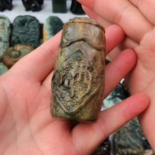 未镶嵌岫岩河磨玉（透闪石质玉）把件