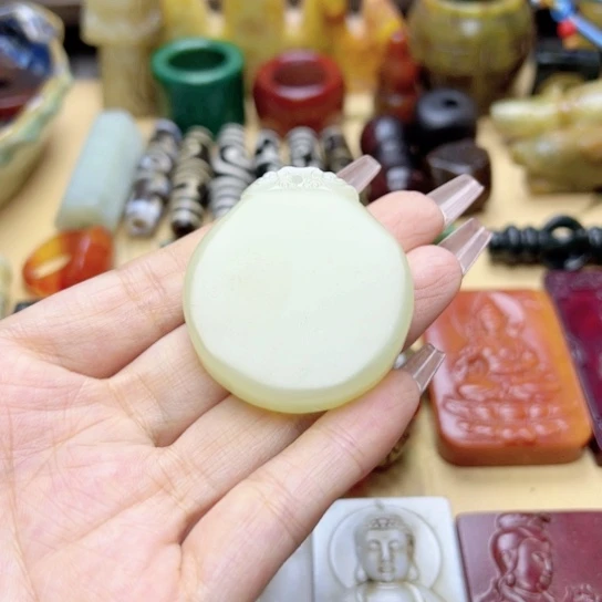 蛇纹石玉未镶嵌颈饰