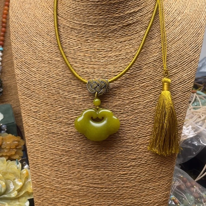 蛇纹石玉未镶嵌颈饰