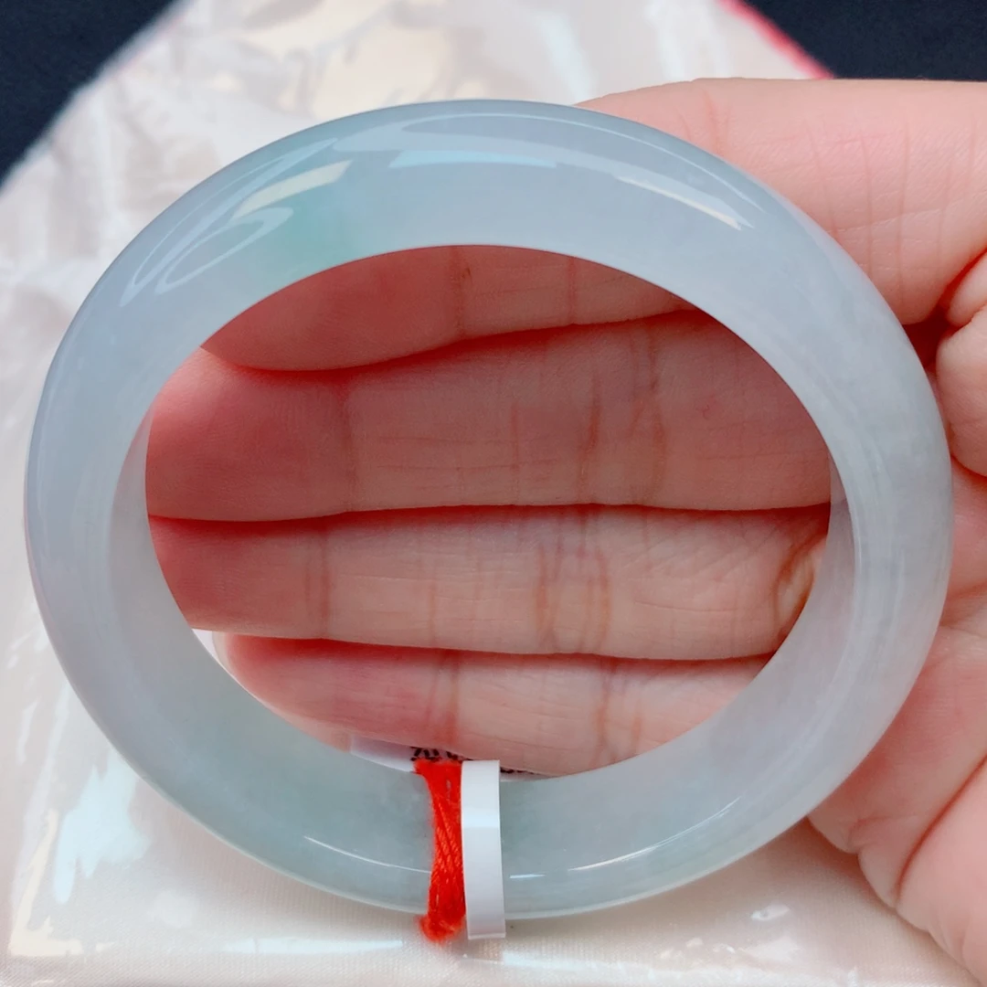 翡翠未镶嵌手镯55.5圈 糯冰白底飘绿胶润宽镯