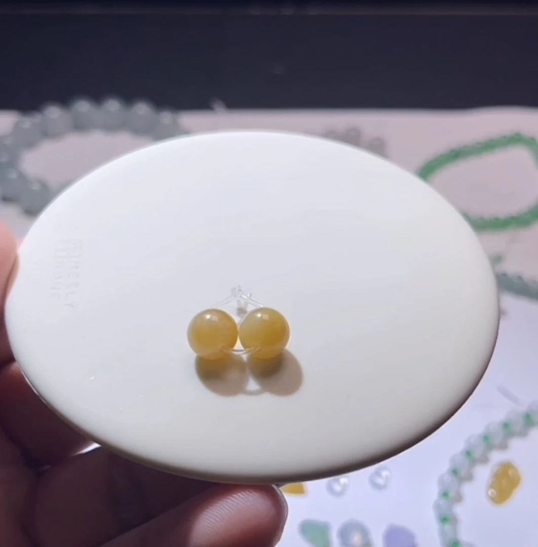 翡翠未镶嵌天然鸡油黄珠子两颗卡8.5