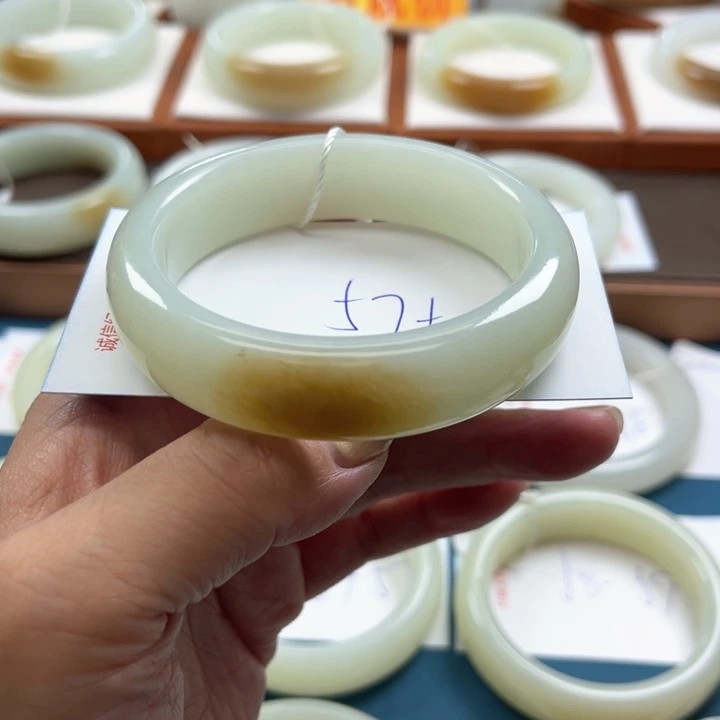 未镶嵌手镯和田玉周****?