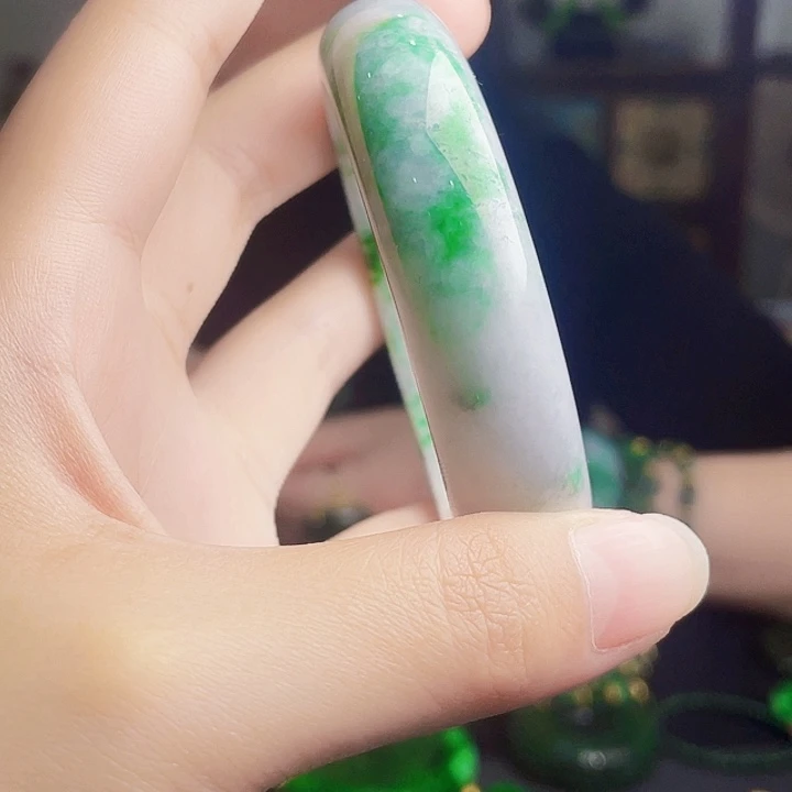 翡翠未镶嵌手镯多样性