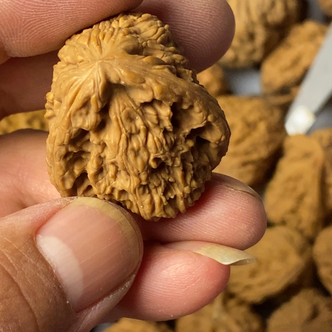 宁***文玩核桃吊坠南疆