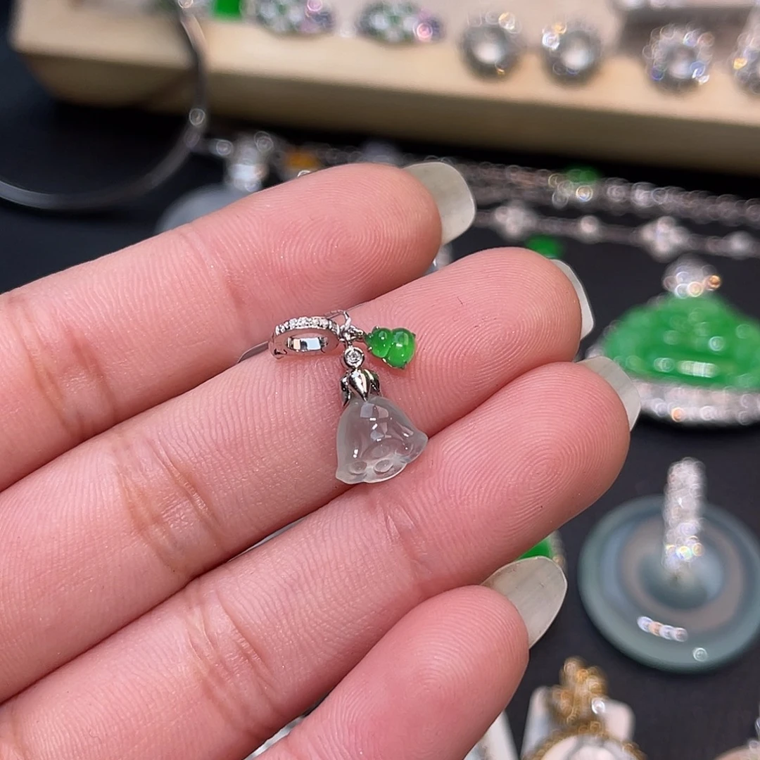 翡翠18K金镶嵌颈饰莲蓬