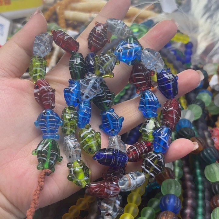 颈饰玻璃一条，喊我选