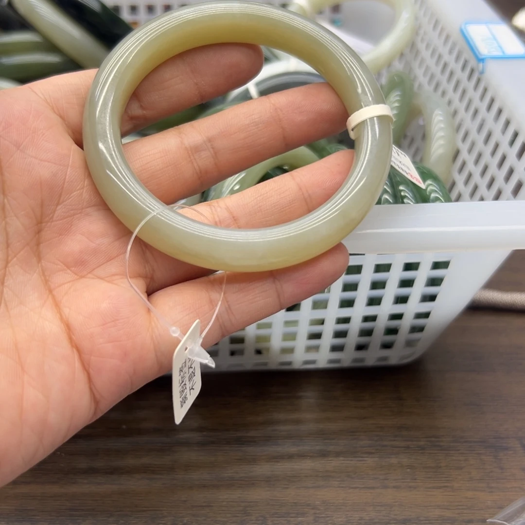 随***欲未镶嵌手镯和田玉60.2圈围1015瑕