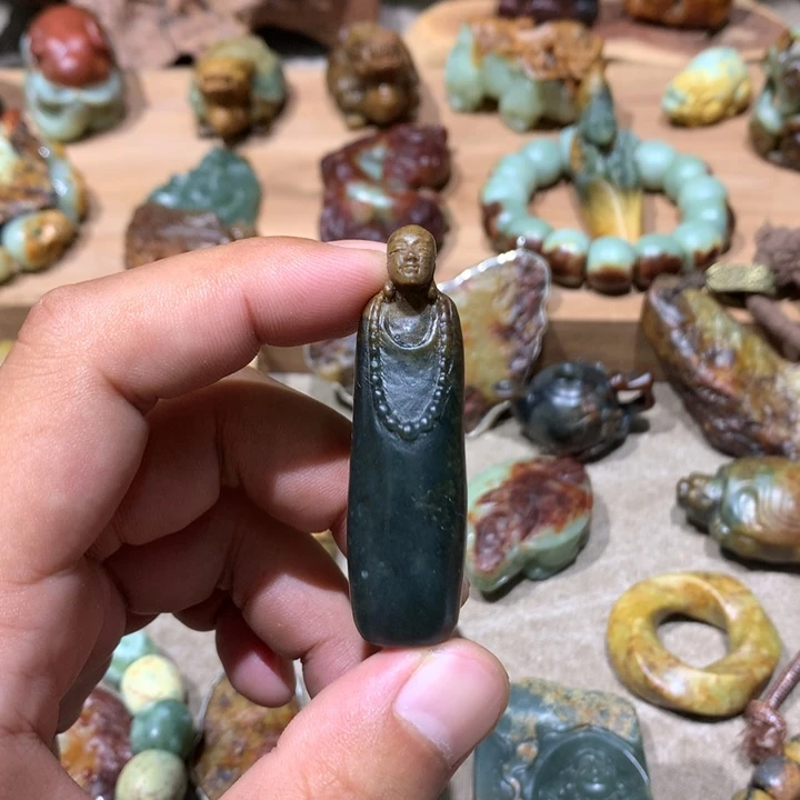 未镶嵌岫岩河磨玉（透闪石质玉）挂件