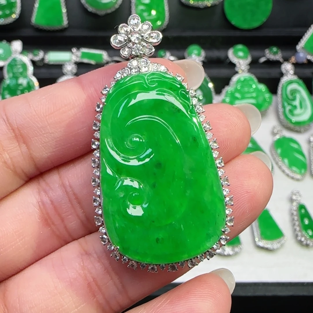 翡翠18K金镶嵌颈饰吊坠