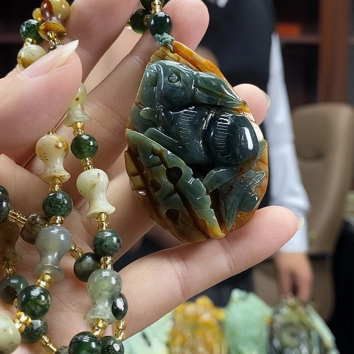 蛇纹石玉未镶嵌颈饰