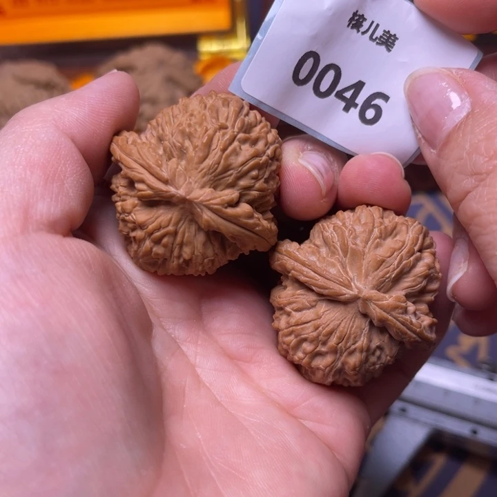 文玩核桃吊坠38白狮子0046