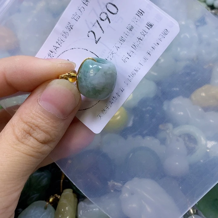 翡翠足银镶嵌颈饰翡翠