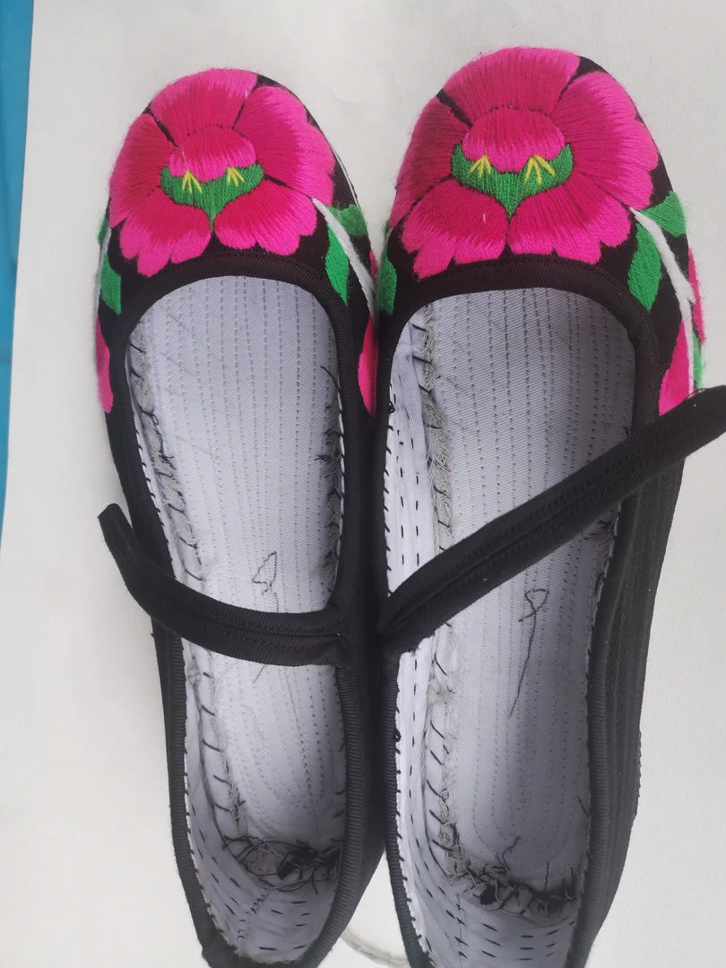 纯手工羌绣布鞋，轮胎鞋底，轻便不湿脚手工刺绣。货真价实假一赔十。