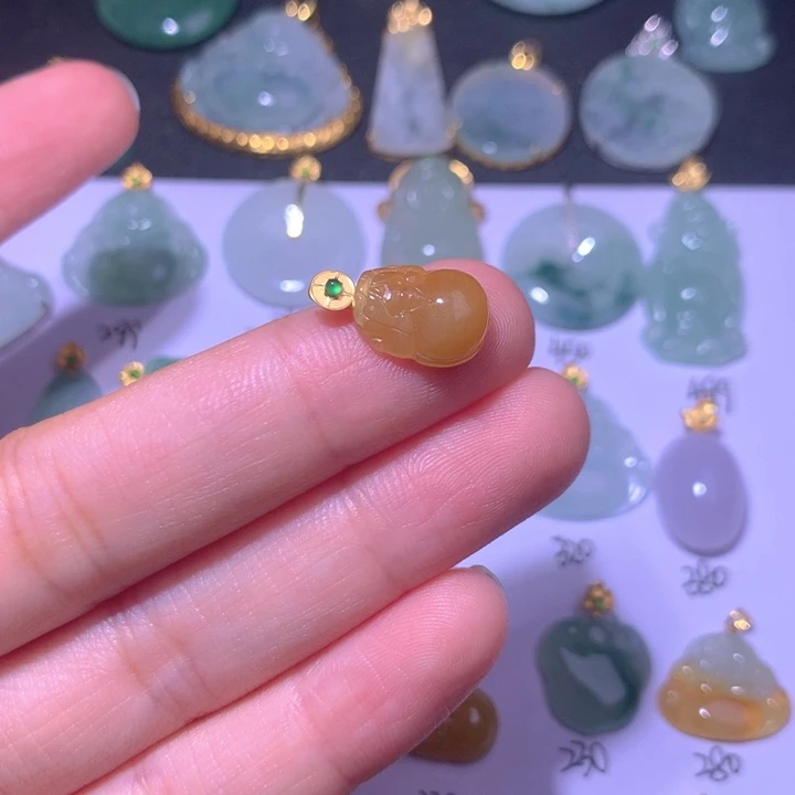 翡翠18K金镶嵌颈饰鱼*心翡翠