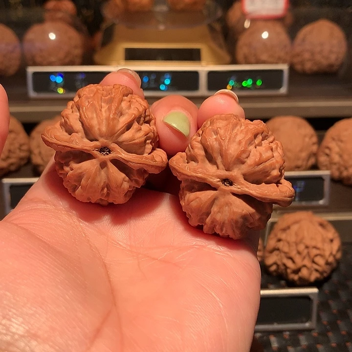 文玩核桃把件雪狮38尺40克