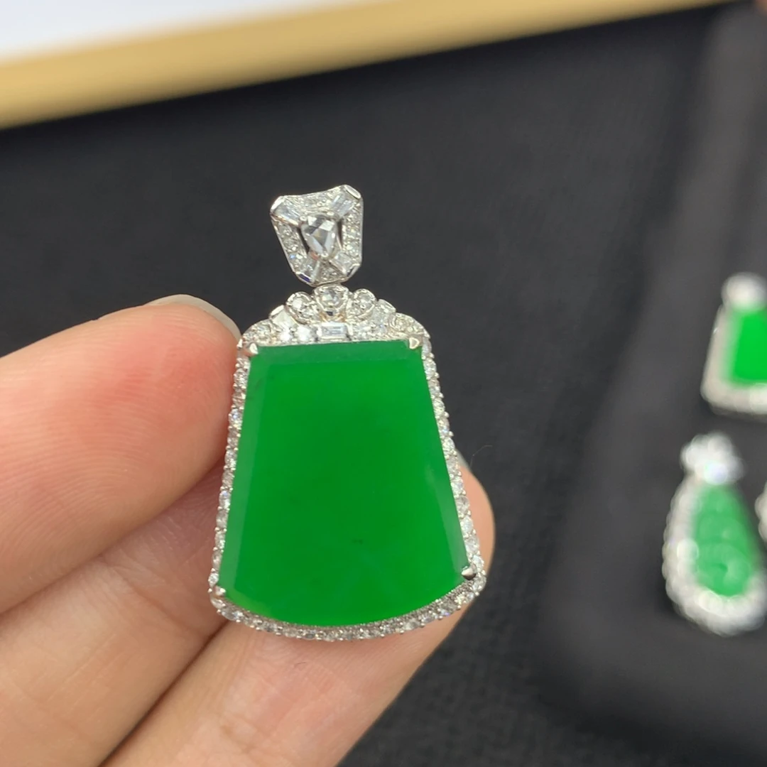 颈饰18K金镶嵌翡翠无事牌