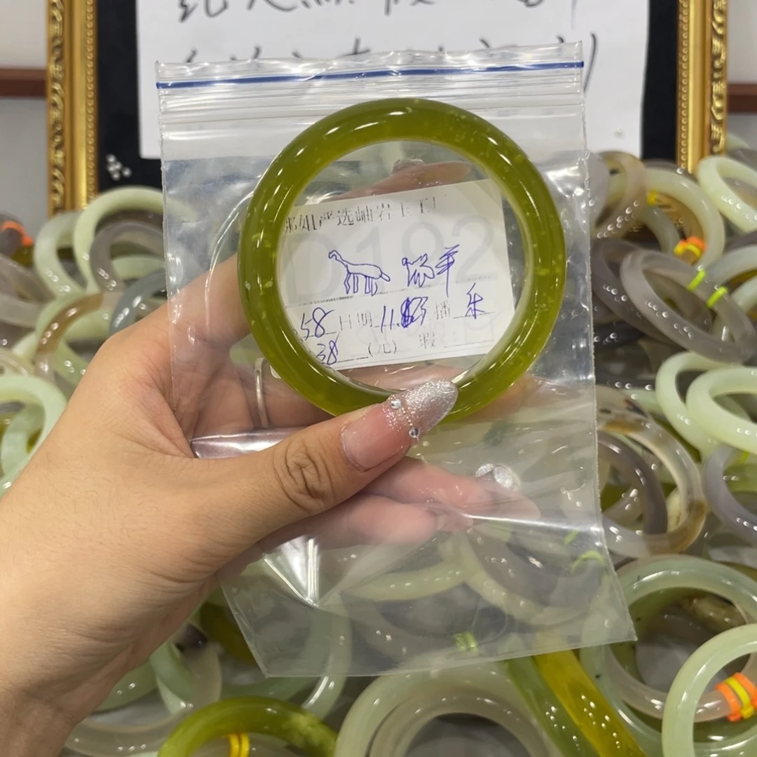 未镶嵌蛇纹石玉颈饰?*?