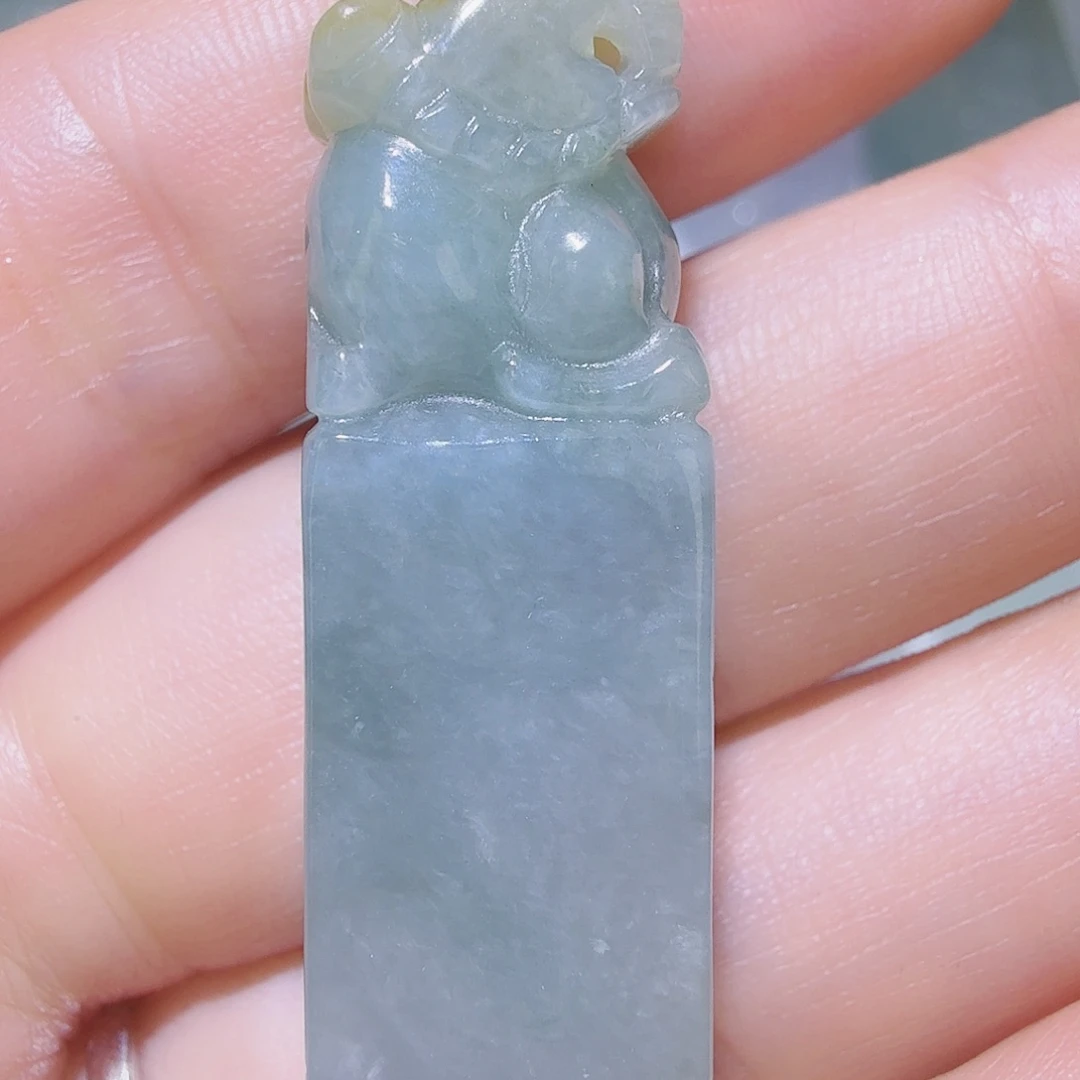 翡翠颈饰未镶嵌印章