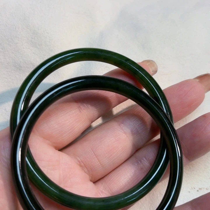 石***儿和田玉（碧玉）未镶嵌珠宝半成品一图两个手镯