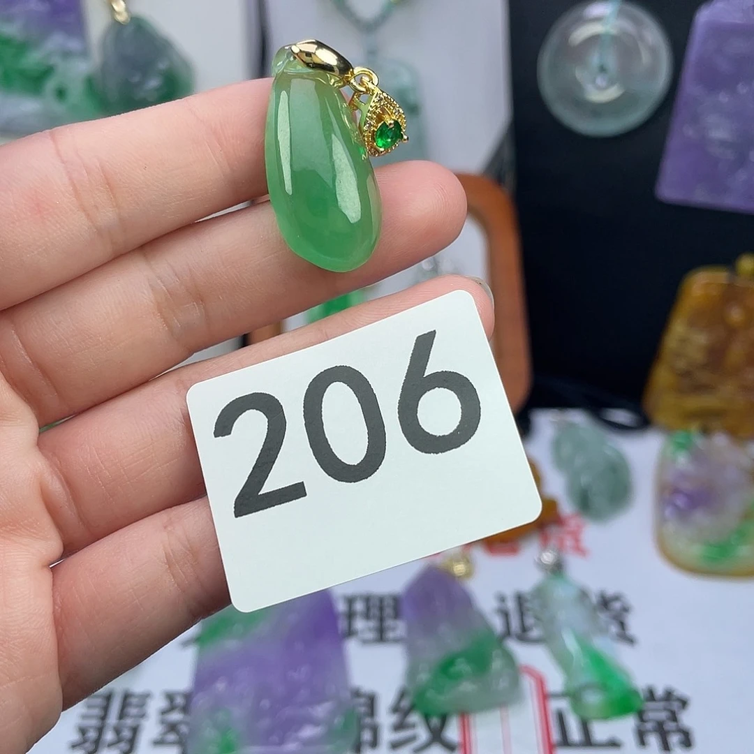 翡翠未镶嵌吊坠(赠链)