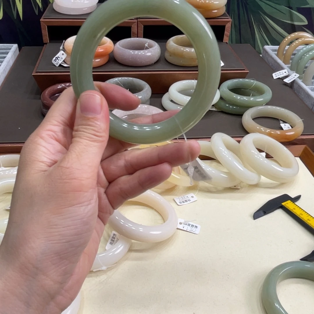 渡***人石英岩玉未镶嵌手镯