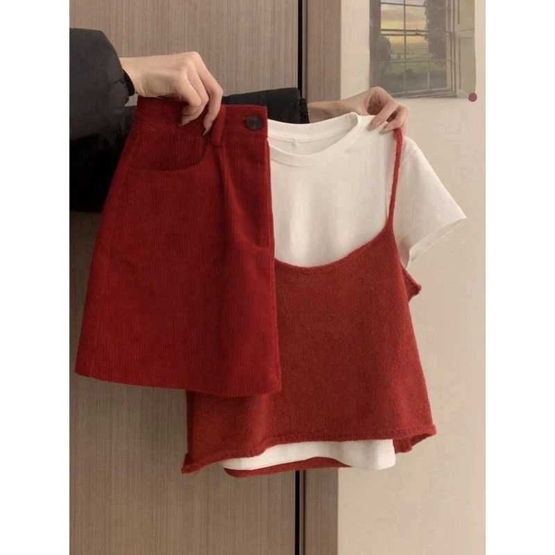 夏季温柔系穿搭女2025新款时尚减龄吊带马甲T恤显瘦短裙三件套装