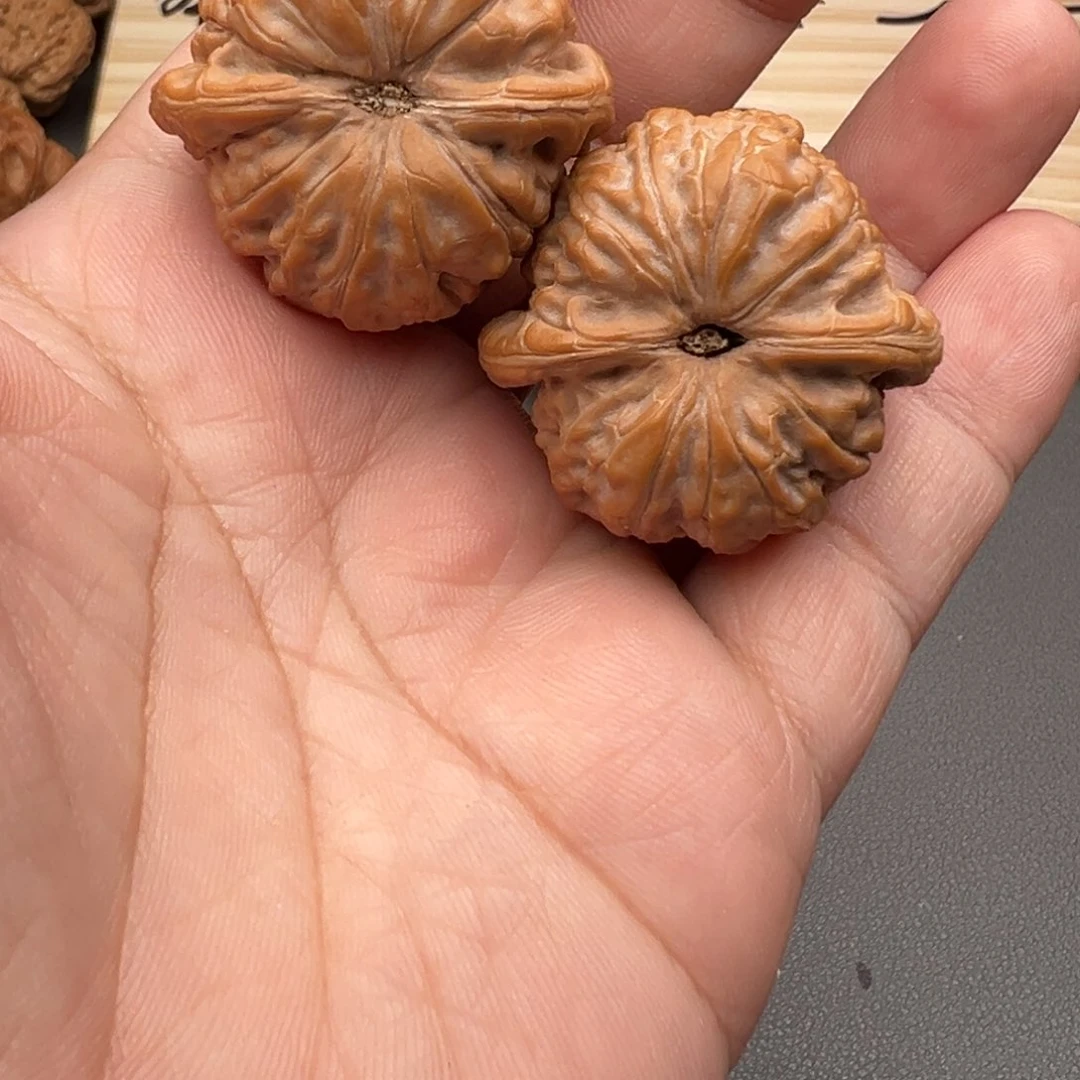 文玩核桃把件给***?核桃